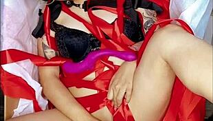 dulce zorra in box masturbates with big black dildo until cumming