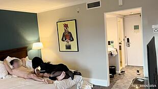 Хотелската камериерка помага с публична мастурбация