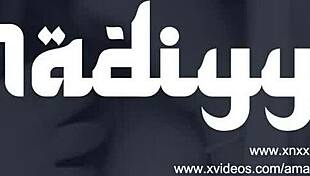 Histoire simple d'une épouse arabe musulmane enceinte montrant ses gros seins juteux et sa chatte poilue.