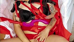 dulce zorra in box masturbates with big black dildo until cumming