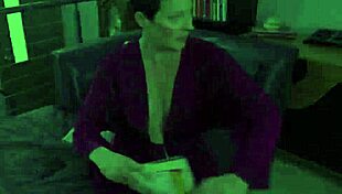 अरे, क्या तुम मेरे उपकरण को ठीक कर सकते हो उस बड़े ब्लैक लंड से जो मुझे उत्तेजित कर रहा है?