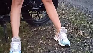 Enseñando Sus Tetas Y Coño En Público