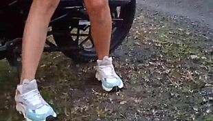 Enseñando Sus Tetas Y Coño En Público