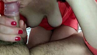 Milf madrastra chupa a hijastro con semen baboso en la boca