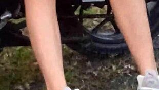 Enseñando Sus Tetas Y Coño En Público