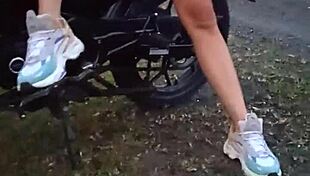 Enseñando Sus Tetas Y Coño En Público