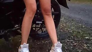 Enseñando Sus Tetas Y Coño En Público