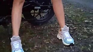 Enseñando Sus Tetas Y Coño En Público