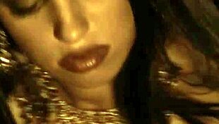 Erotic video where Indian babe likes getting undressed