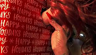 Succhiando regalo di Natale con disordinato gioco dildo della rossa