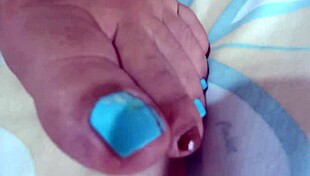 Pozri na moju chlpatú pičku nasiaknutú spermiami po hodinách búchania! 😍