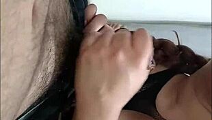 Después de la escuela le hago sexo oral a mi amigo que se aprovecha y me la mete hasta la garganta