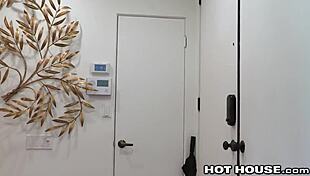 Yo, coach Arad Winwin ajarin twink ini ngebor keras di gym, hunk berotot aksi interracial kasar!