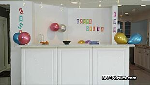 Hei, nemu cowok nerd lagi onani, ajak dia ikut foursome hardcore