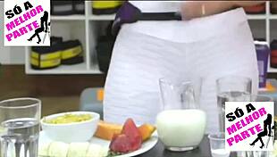 Kelly Key Shows Off Big Camel Toe in Tight Leggings