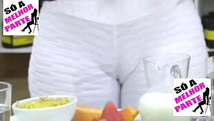 Kelly Key Shows Off Big Camel Toe in Tight Leggings