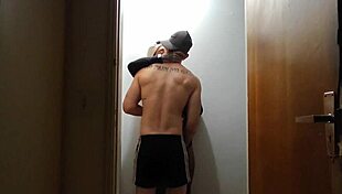 Câmeras Do Prédio Flagam Amigos Se Pegando No Corredor Depois Da Academia