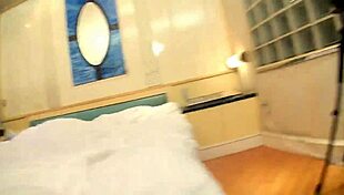 주부가 남자들에게 유혹돼 거리에서 빨고 박혀