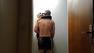 Câmeras Do Prédio Flagam Amigos Se Pegando No Corredor Depois Da Academia