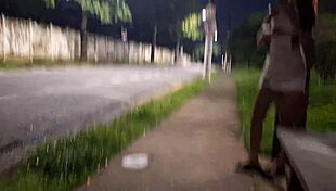 Punheta arriscada no ponto de ônibus ao lado de uma desconhecida linda?