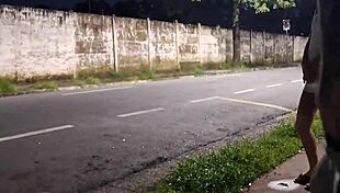 Punheta arriscada no ponto de ônibus ao lado de uma desconhecida linda?