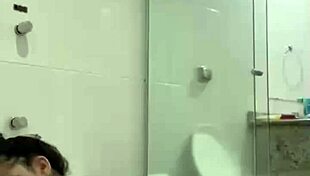 Bia Hot Morena Safada Se Masturbando Com Jato Da Banheira