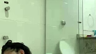 Bia Hot Morena Safada Se Masturbando Com Jato Da Banheira