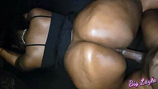 Така че, тази едра ебонка яздеше reverse cowgirl като професионалистка. Хванах всичко на камера за пари.