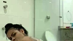 Bia Hot Morena Safada Se Masturbando Com Jato Da Banheira