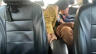 estaba con mi mejor amigo en el auto, me puse super hot y… adivinaste, pasó de todo con esta latina! 🔥