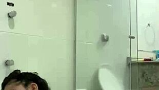 Bia Hot Morena Safada Se Masturbando Com Jato Da Banheira