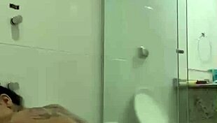 Bia Hot Morena Safada Se Masturbando Com Jato Da Banheira