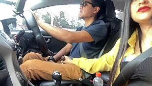 estaba con mi mejor amigo en el auto, me puse super hot y… adivinaste, pasó de todo con esta latina! 🔥