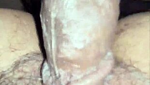 Friss cum csöpög a nedves szőrös bugyiból az intenzív akció után