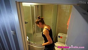 Je peux pas arrêter de mater la chatte rasée de ma belle-sœur sous la douche cam, c'est trop chaud !