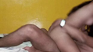 vecina cabalga rico sobre mi verga, esposo no vea 😏