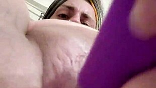 te gusta bebe como me toco con mi dildo while squirting