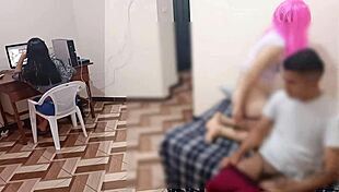 El Dia En Que Me Folle A Mi Hermanastra Y Casi Me Descubren- Mientras Estaba Metiendole La Polla Nuestra Madrastra Estaba En La Computadora Viendo Porno La Muy Puta