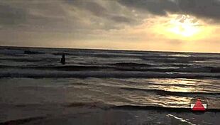 Asyalı model ıslak bikiniyle kirli plaj günü keyif alıyor.