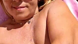 Milf's big pussy lips cumming hard 😈