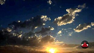 Asyalı model ıslak bikiniyle kirli plaj günü keyif alıyor.