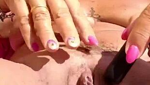 Milf's big pussy lips cumming hard 😈