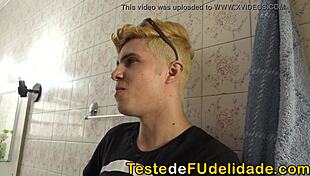 fudendo a gostosa sogra no banheiro com tesão.