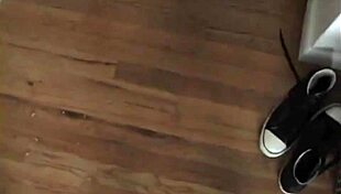 Blondes Paar macht frechen Autoblasejob.