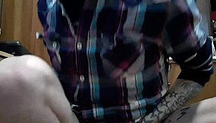 Gay español en tacones muestra su estilo único