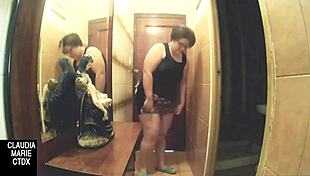 Follando a la gorda entre pared y pared