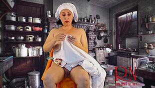 Hamupipőke meztelenül varr ruhákat mostohaanyjának anélkül, hogy magát érintené