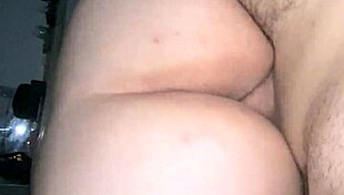 Novinha gordinha sentando gostoso no amante enquanto marido trabalha