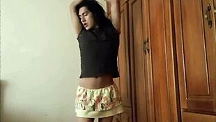Watch this travesti slut dancing provocatively