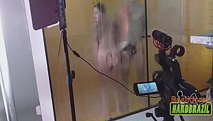 Os Maiores Peitos Do Brasil Nos Vidros Ofuscados Do Banho - Rafaella Denardin - Ed J